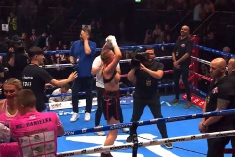 daniella hemsley ring flash|Kingpyn Boxing results: Daniella Hemsley flashes audience after。